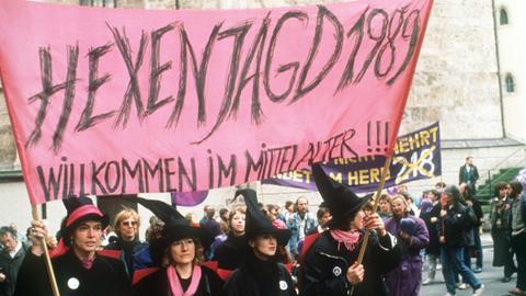 Frauenorganisationen fordern im April 1989 in Memmingen die Abschaffung des Abtreibungs-Paragrafen 218. Der Gynäkologe Horst Theissen mußte sich vor der Großen Strafkammer des Memminger Landgerichts wegen unerlaubter Schwangerschaftsabbrüche in 156 Fällen verantworten. Das Gericht verurteilte den Frauenarzt am 05.05.1989 zu einer Freiheitsstrafe von zweieinhalb Jahren sowie einem dreijährigen Berufsverbot. Foto: Dominik Obertreis +++(c) dpa - Report+++ |