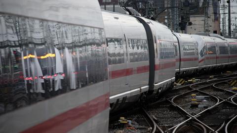 Ein ICE Zug der Deutschen Bahn fährt in den Hauptbahnhof in Köln ein.