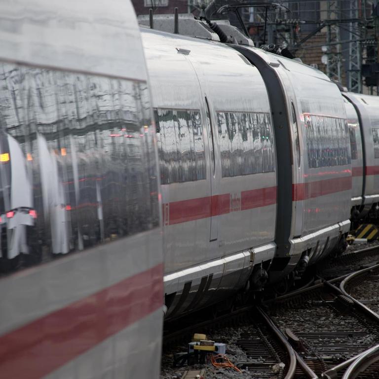 Ein ICE Zug der Deutschen Bahn fährt in den Hauptbahnhof in Köln ein.