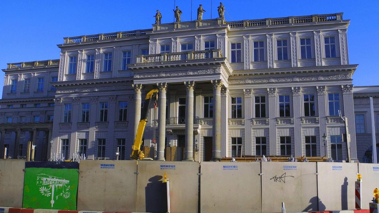 Das Bild eines Berliner Wohnblocks und einer Mauer, die der Regisseur Ilja Khrzhanowskij vorrübergehend wieder aufbauen will.