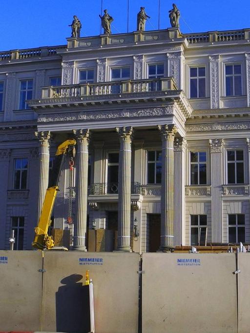 Das Bild eines Berliner Wohnblocks und einer Mauer, die der Regisseur Ilja Khrzhanowskij vorrübergehend wieder aufbauen will.