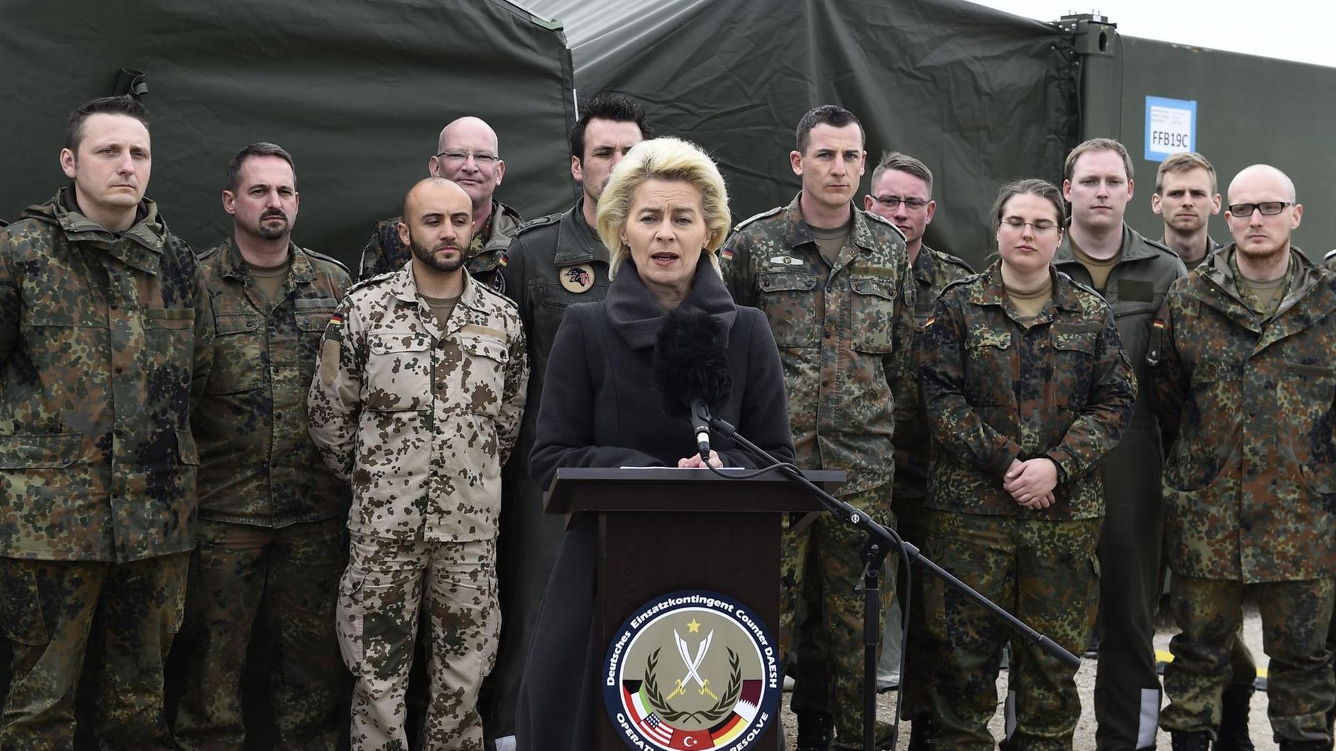 Verteidigungsministerin Ursula von der Leyen gibt bei einem früheren Truppenbesuch in Incirlik eine Pressekonferenz.