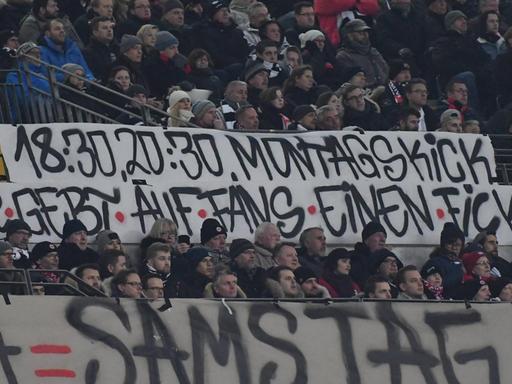 19.02.2018, xmhx, Fussball 1. Bundesliga, Eintracht Frankfurt - RB Leipzig, emspor v.l. Proteste gegen Montagsspiele, Protest, Fans, Fan, Ultras, Hooligans, Plakate, Fahnen, Banner, Montag, Samstagsspiele, Transparente, Transparent, Plakat, Aufschrift: 18:30, 20:30 Montagskick, ihr gebt auf Fans einen Fick Frankfurt *** 19 02 xmhx 2018 football 1 Bundesliga Eintracht Frankfurt RB Leipzig emspor v l protests Monday games protest fans fan ultras hooligans posters banners banner Monday Saturday games transparent transparent poster inscription 18 30 20 30 Monday kick you give fans a Fuck Frankfurt