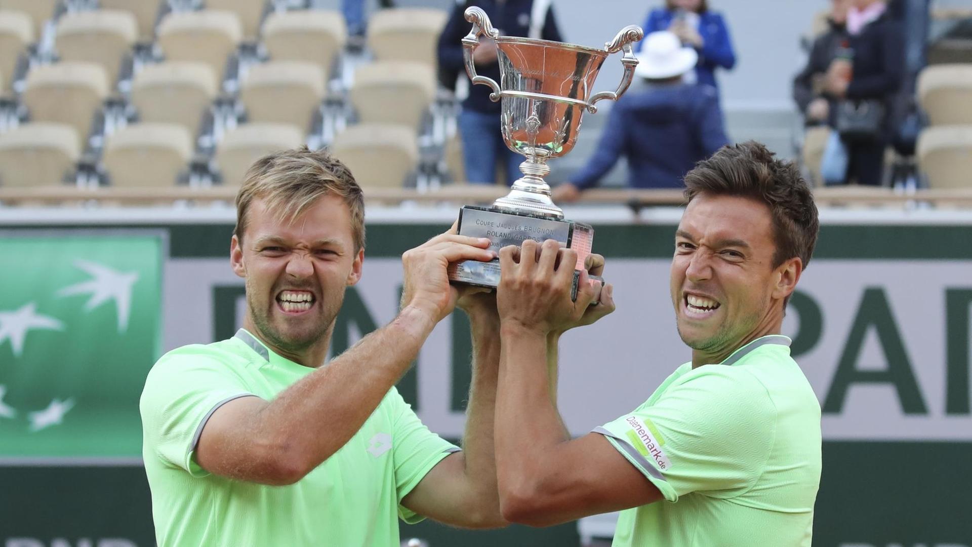 Die deutschen Doppel-Sieger bei den French Open 2019, Andreas Mies und Kevin Krawietz mit Pokal