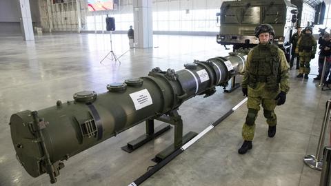Ein russischer Offizier geht an einem neuen Marschflugkörper vom Typ 9M729 entlang.