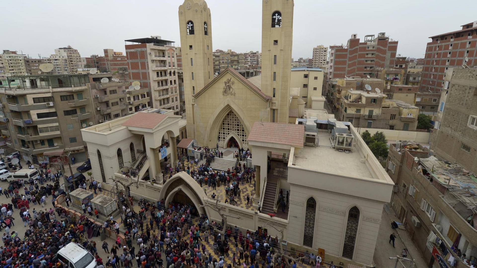 Menschen außerhalb der koptischen Kirche in Tanta, die Ziel eines Bombenanschlags wurde.