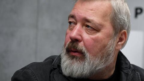 Der russische Journalist Dmitri Andrejewitsch Muratow bei einem Interview in einem Radiostudio in Moskau