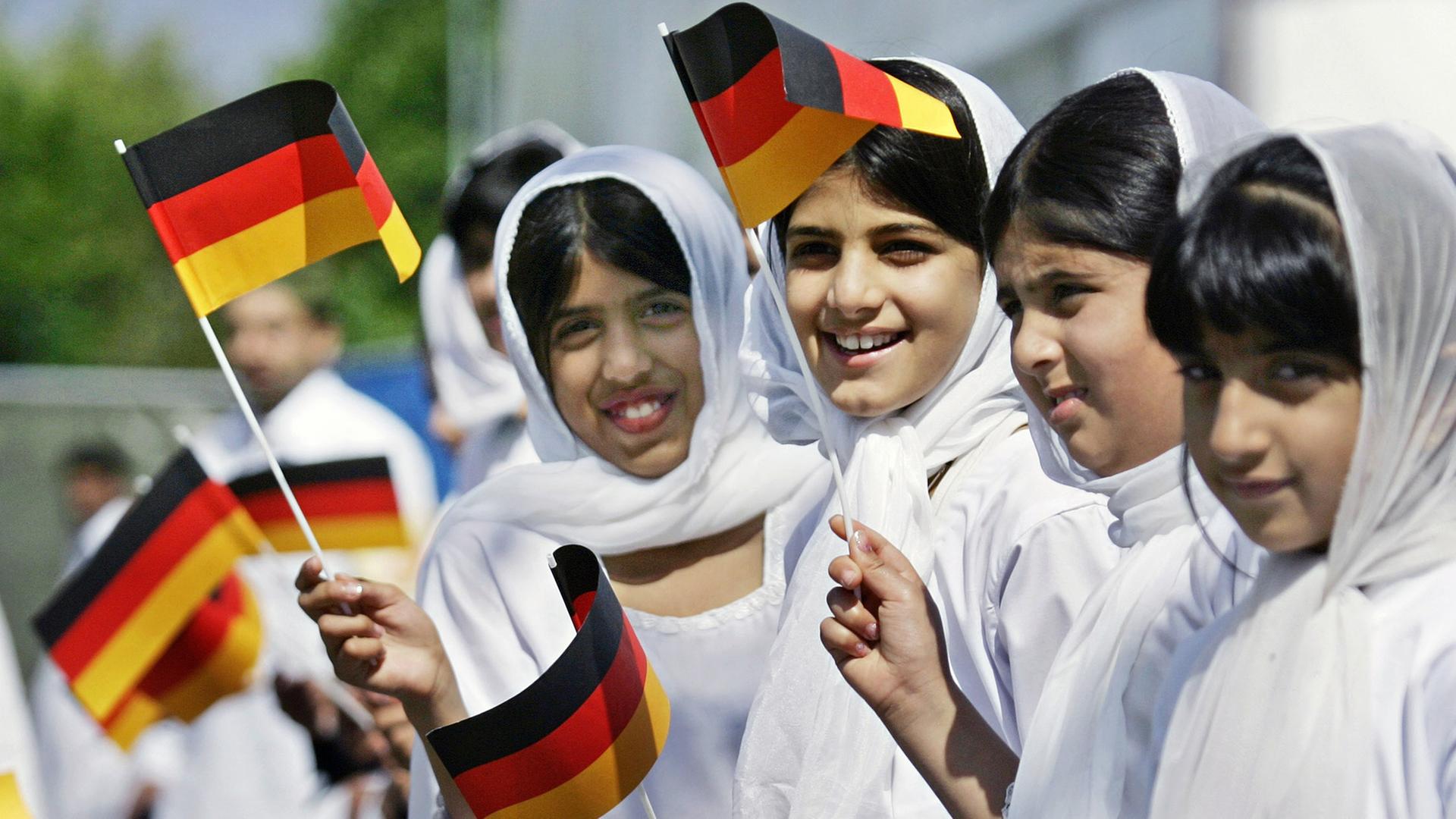 Frau Oder Mädchen Mit Deutschland-Flagge Aus Dem Offenen