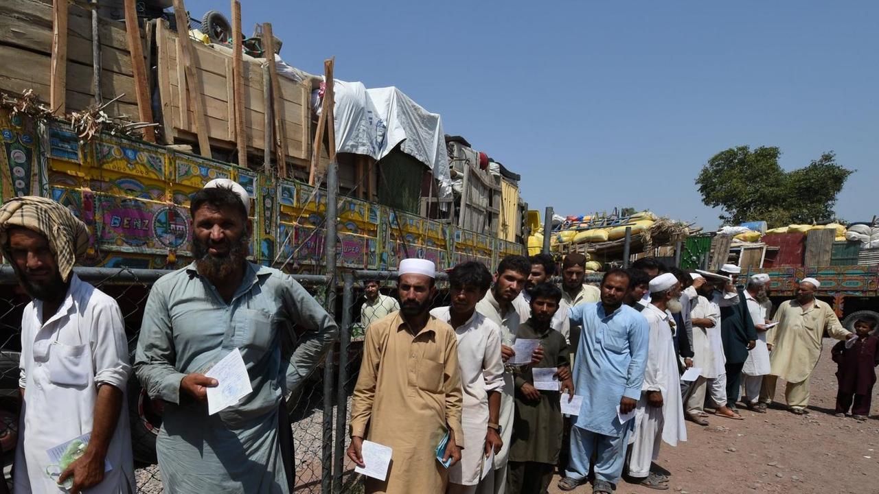 Afghanische Flüchtlinge warten auf ihre Registrierung vom Flüchtlingshilfswerk der Vereinten Nationen außerhalb von Peshawar in Pakistan, um nach Afghanistan zurückzukehren.