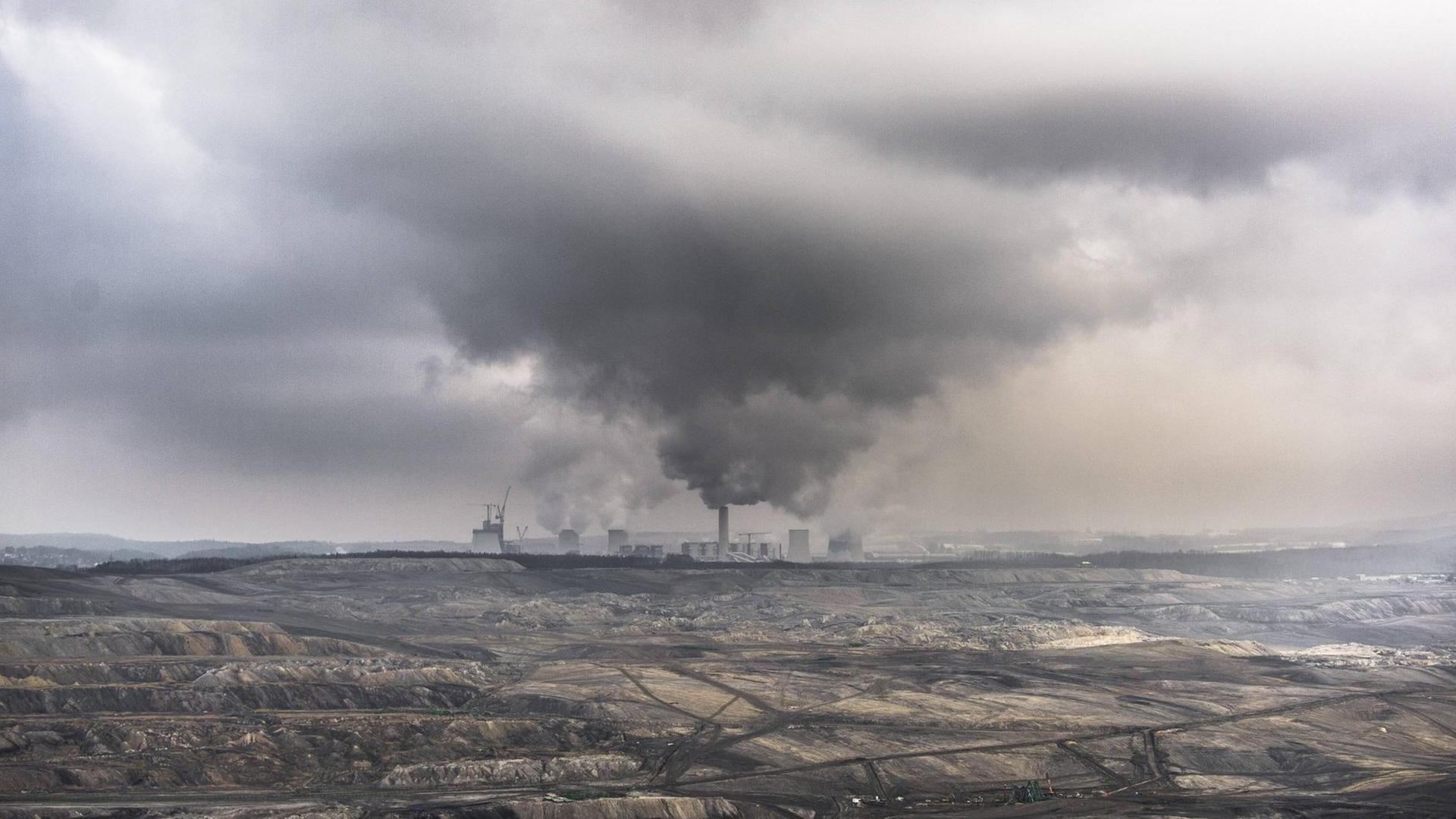 Tagebau für den Braunkohleabbau und das Kohlekraftwerk bei Bogatynia in Polen