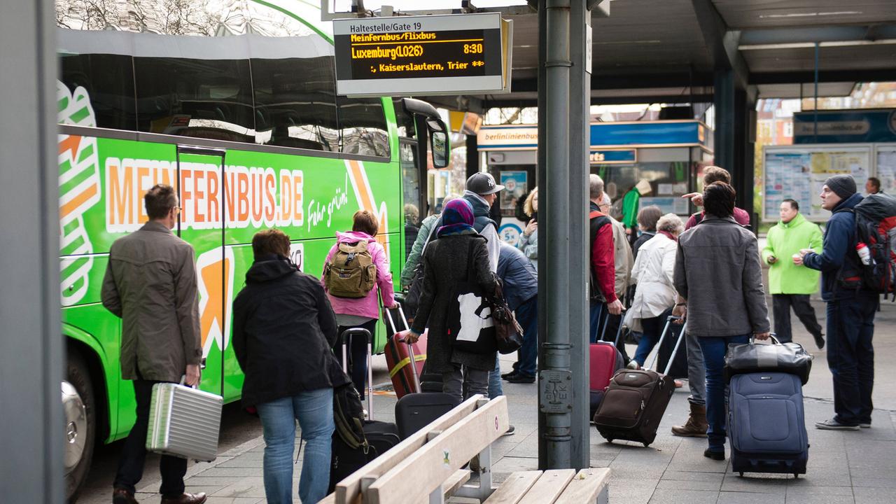 Reisende warten am 22.04.2015 auf dem Zentralen Omnibushof in Berlin (ZOB) vor einem Reisebus der Firma MeinFernbus.de auf die Abfahrt.
