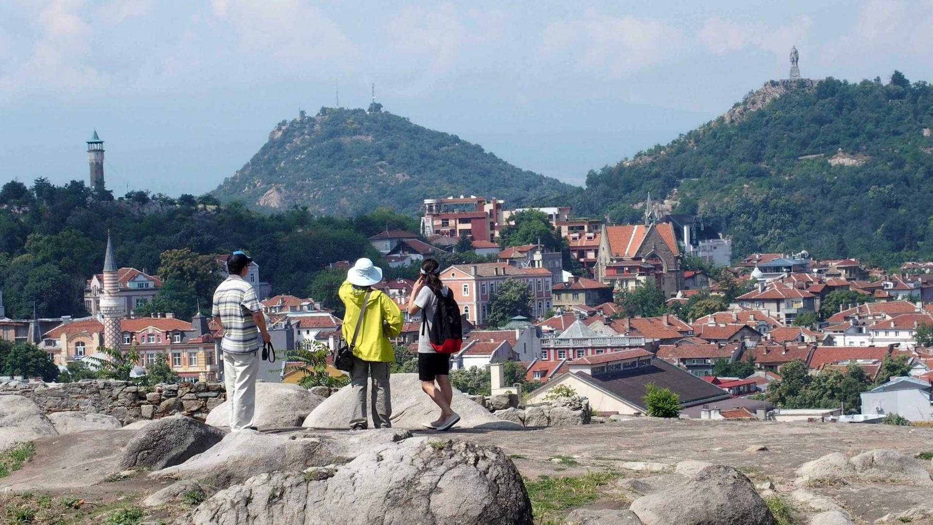 Touristen genießen den Blick auf Plovdiv in Bulgarien. 