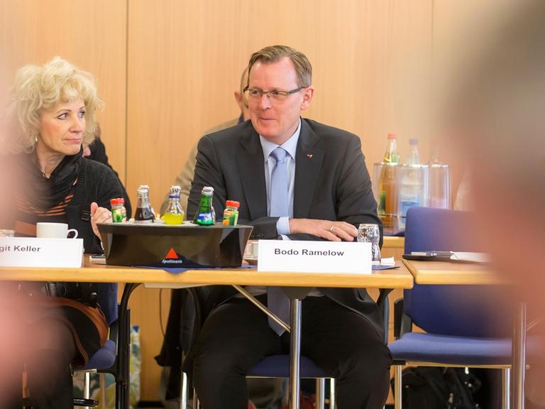 Linken-Spitzenkandidat Bodo Ramelow bei den Koalitionsverhandlungen mit SPD und Grünen in Thüringen
