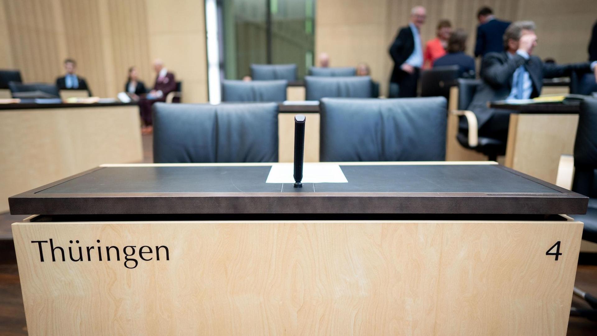 Leere Stühle und Tische sind im Bundesrat zu Beginn der Sitzung für das Land Thüringen zu sehen.