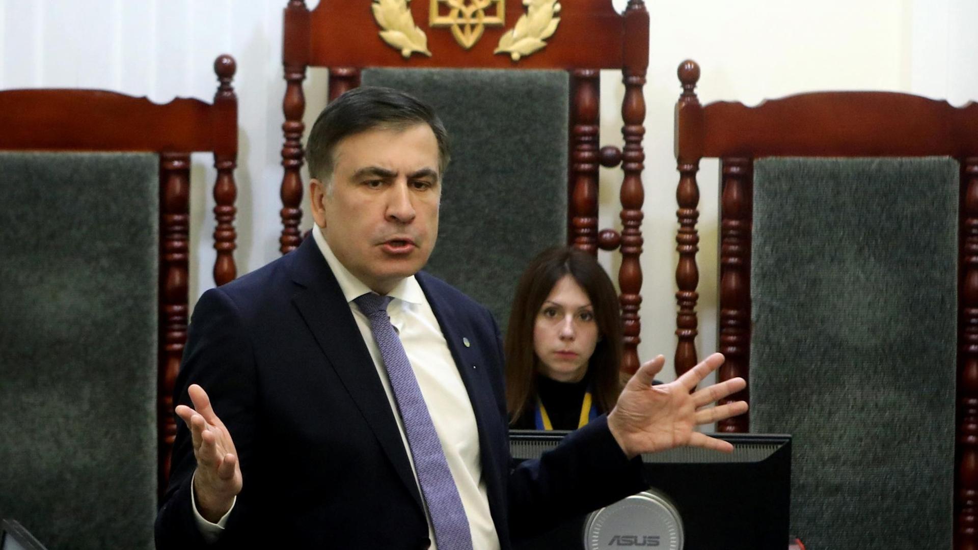 Georgiens Ex-Präsident Michail Saakaschwili spricht am 03.01.2018 in Kiew vor dem Verwaltungsgericht.