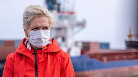 Manuela Schwesig (SPD), Ministerpräsidentin von Mecklenburg-Vorpommern, im Hafen von Mukran