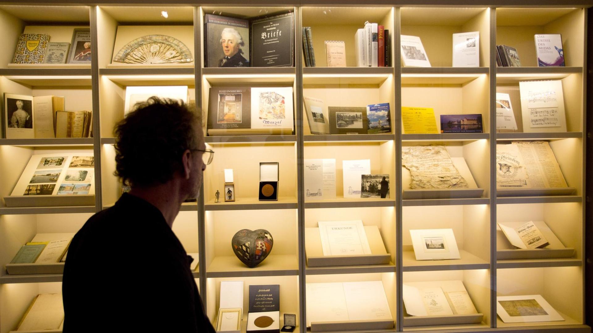 Peter Böthig, Direktor des Tucholsky-Museums, blickt am 07.12.2015 auf das beleuchtete Archivschaufenster des Museums in Rheinsberg. Peter Böthig, Direktor des Tucholsky-Museums, blickt am 07.12.2015 auf das beleuchtete Archivschaufenster des Museums in Rheinsberg.