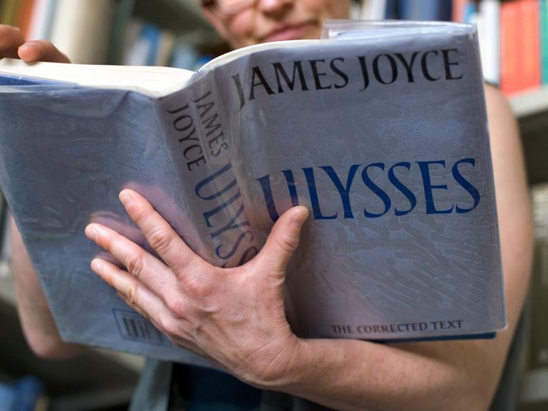Ruth Frehner, Kuratorin der James-Joyce-Stiftung in Zürich liest in "Ulysses".