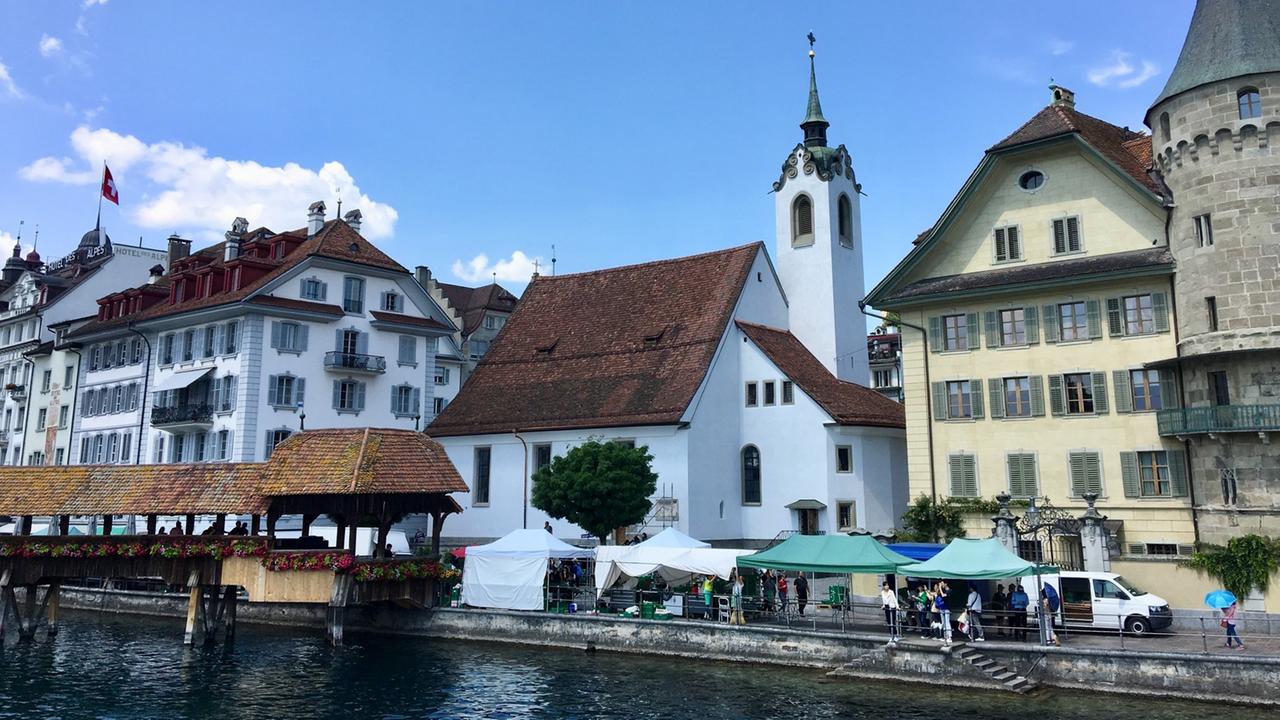 Die St. Peters-Kapelle ist die älteste Kirche Luzerns und liegt direkt gegenüber der mittelalterlichen Holzbrücke, die viele Touristen anlockt.