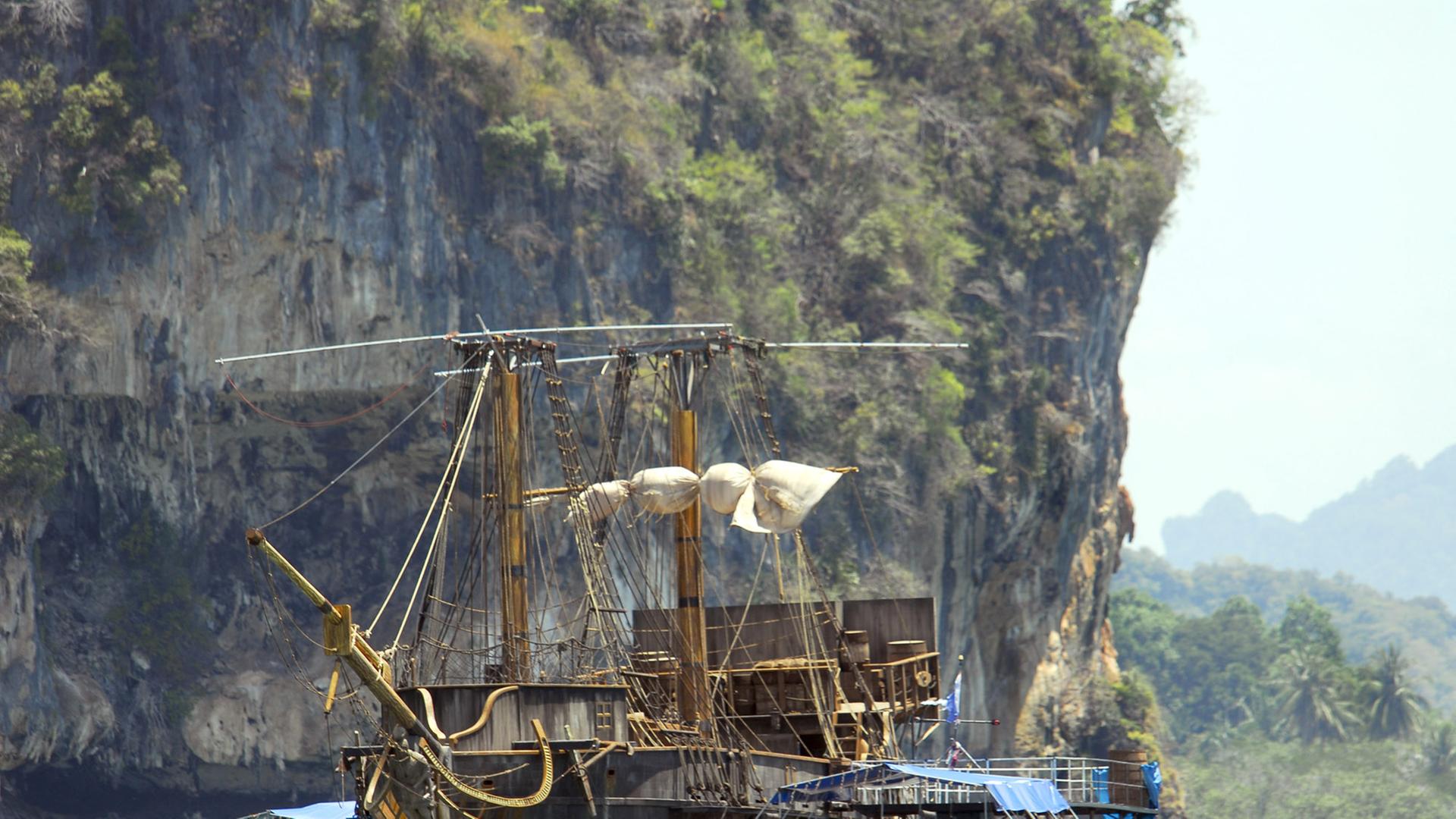 Ein historisches Segelschiff vor Inselpanorama. Ein historisches Segelschiff vor Inselpanorama.