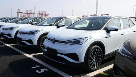 Volkswagen ID.4-Autos stehen nebeneinander