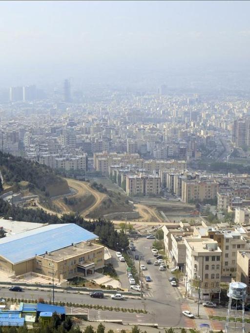 Sie sehen das Panorama der Stadt Teheran von den Hügeln des Alborz-Gebirges hinunter.