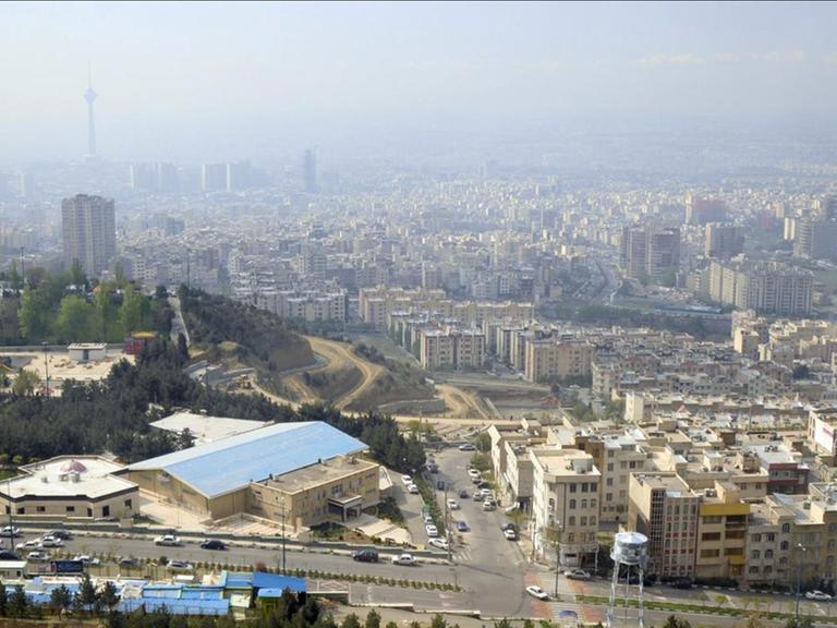 Sie sehen das Panorama der Stadt Teheran von den Hügeln des Alborz-Gebirges hinunter.