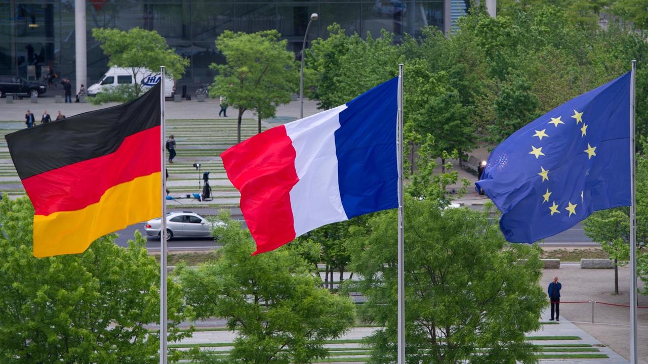 Die Flaggen von Deutschland, Frankreich und der Europäischen Union (EU) wehen im Ehrenhof des Bundeskanzleramtes in Berlin. (am 15.05.2012)