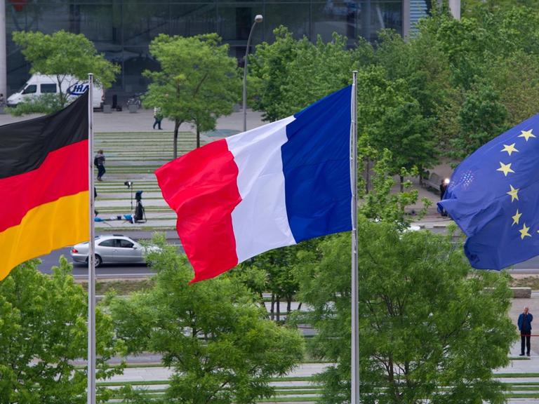 Die Flaggen von Deutschland, Frankreich und der Europäischen Union (EU) wehen im Ehrenhof des Bundeskanzleramtes in Berlin. (am 15.05.2012)