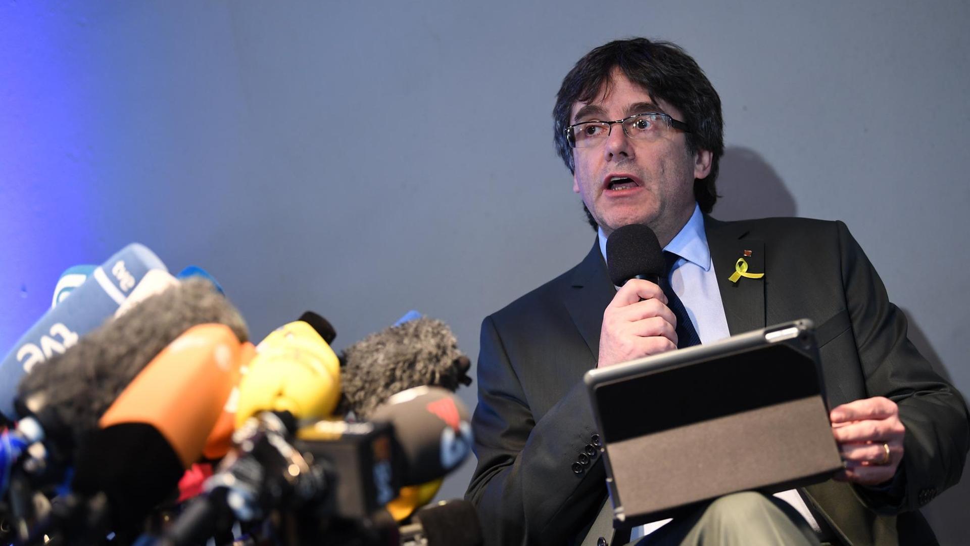 Carles Puigdemont, ehemaliger Präsident der spanischen Region Katalonien, bei einer Pressekonferenz in Berlin (Archivbild)
