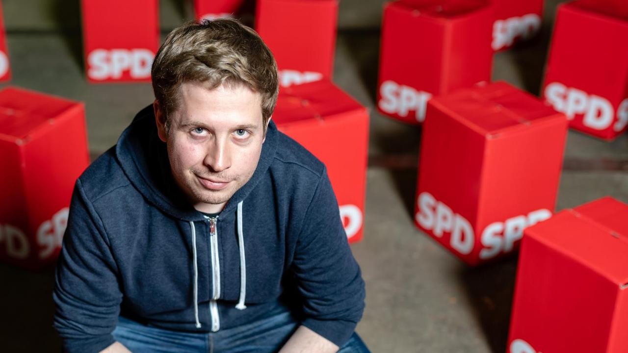 Kevin Kühnert, SPD, auf einem roten Sitzwürfel mit SPD-Logo, um ihn herum weitere Sitzwürfel Kevin Kühnert, SPD, auf einem roten Sitzwürfel mit SPD-Logo, um ihn herum weitere Sitzwürfel