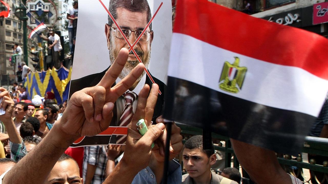 Menschen in Ägypten demonstrieren gegen Mohammed Mursi 