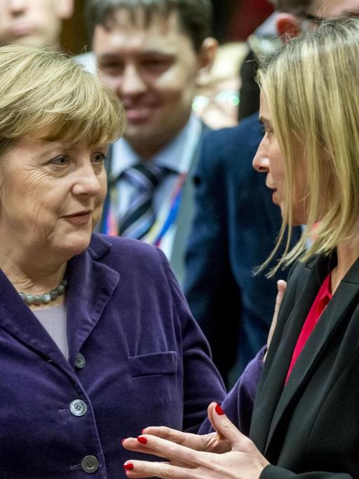 Bundeskanzlerin Angela Merkel und die EU-Außenbeauftragte Federica Mogherini auf dem EU-Gipfel in Brüssel.