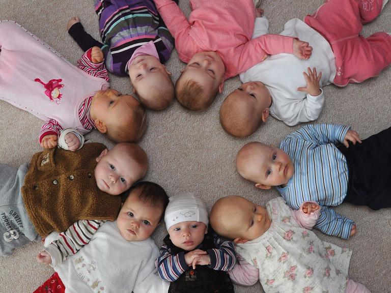 Babys liegen in einem Kreis bei einem Treffen von Müttern in einem Kindergarten in Frankfurt (Oder)