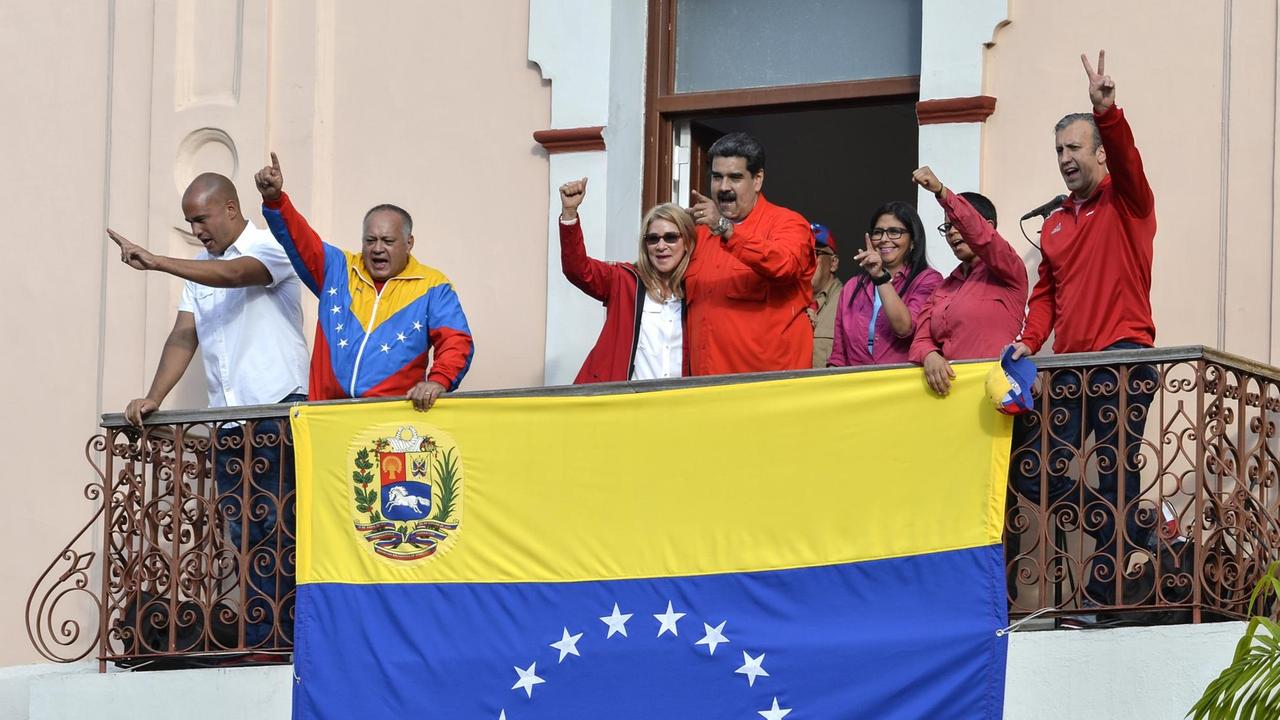 Das Foto zeigt Venezuelas Präsident Nicolas Maduro (Mitte) auf dem Balkon des Miraflores-Palastes.