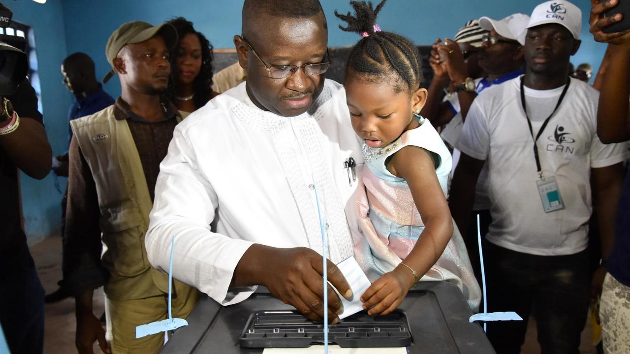 Das Bild zeigt den Politiker Julius Maada Bio aus Sierra Leone bei der Stimmabgabe am 31.3.2018.