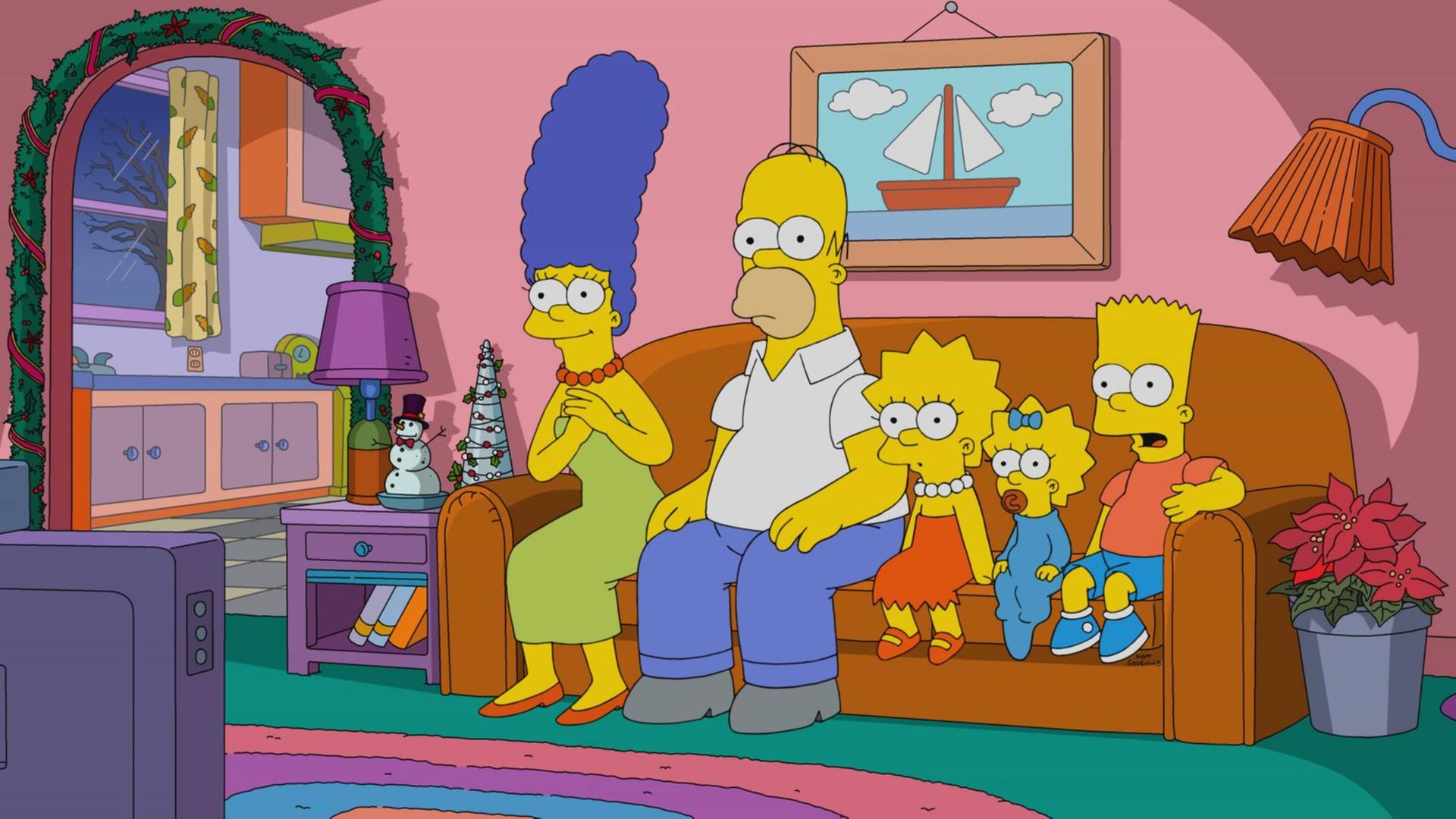 Szene aus der Trickserie "Die Simpsons": Die ganze Familie sitzt auf dem Sofa und schaut gebannt Fernsehen.