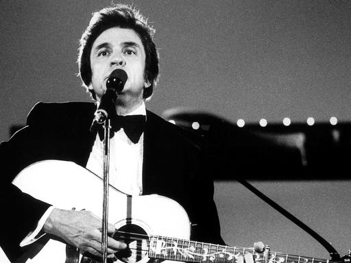 Der US-Country-Music-Star Johnny Cash bei einem Auftritt am 7.4.1980 für eine Country- und Westernmusikshow des ZDF in der Hannoveraner Eilenriedhalle.