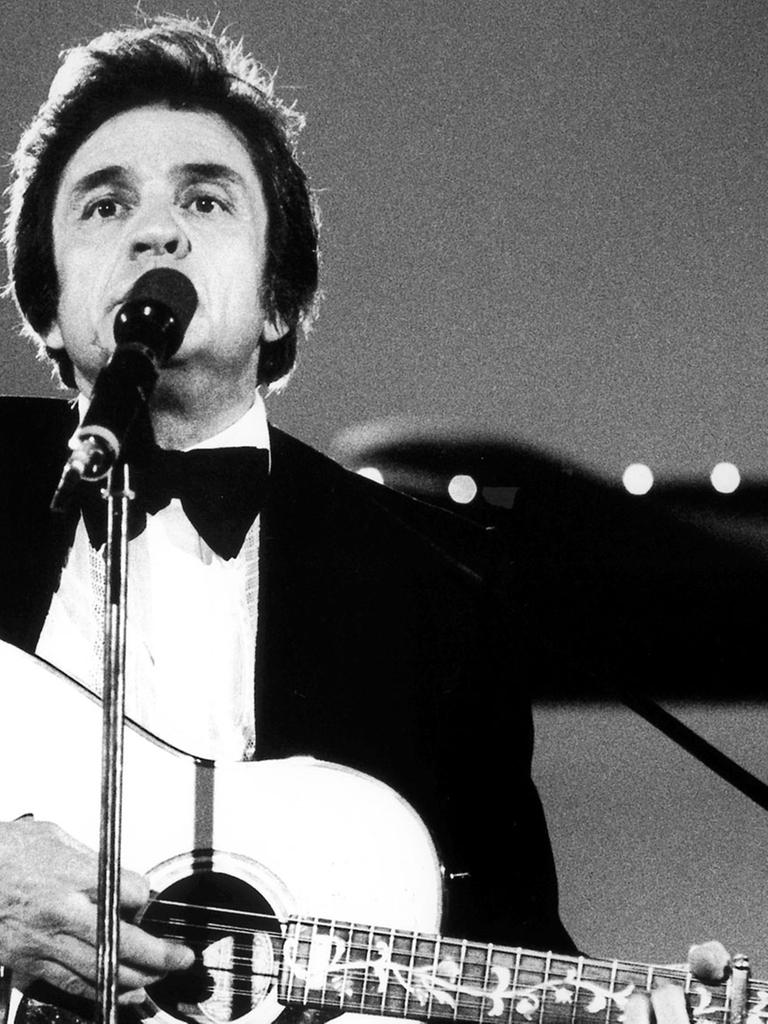 Der US-Country-Music-Star Johnny Cash bei einem Auftritt am 7.4.1980 für eine Country- und Westernmusikshow des ZDF in der Hannoveraner Eilenriedhalle.