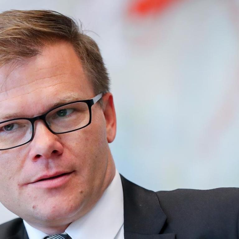 Der Parlamentarische Geschäftsführer der SPD, Carsten Schneider, nimmt am 27.09.2017 in Berlin im Bundestag an der SPD-Fraktionssitzung teil.