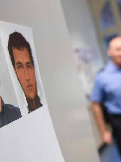 Fahndungsfotos des im Zusammenhang mit dem Terroranschlag von Berlin gesuchten Tunesiers Anis Amri hängen an der Tür der Weihnachtsmarktwache in Frankfurt am Main (Hessen).