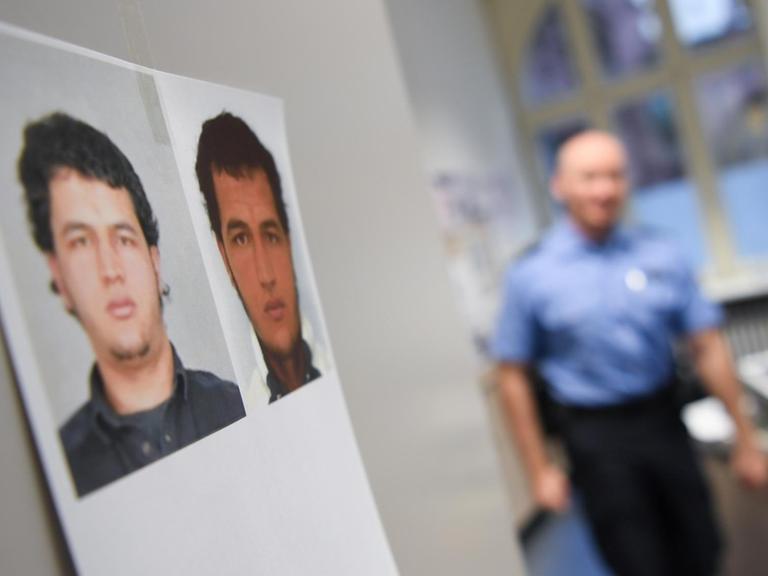 Fahndungsfotos des im Zusammenhang mit dem Terroranschlag von Berlin gesuchten Tunesiers Anis Amri hängen an der Tür der Weihnachtsmarktwache in Frankfurt am Main (Hessen).