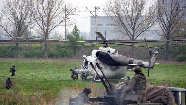 Ein ukrainischer Militärhubschrauber landet auf einem Checkpoint in einem von Truppen besetzten Dorf in der Nähe der Stadt Slawjansk.