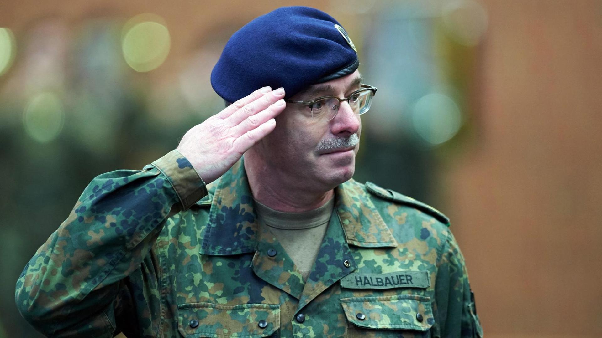 Der deutsche Kommandant Lieutenant General Volker Halbauer des I. Deutsch-Niederländische Korps salutiert in Münster bei der Übergabe des Kommandos der schnellen Eingreiftruppe der NATO (NRF)