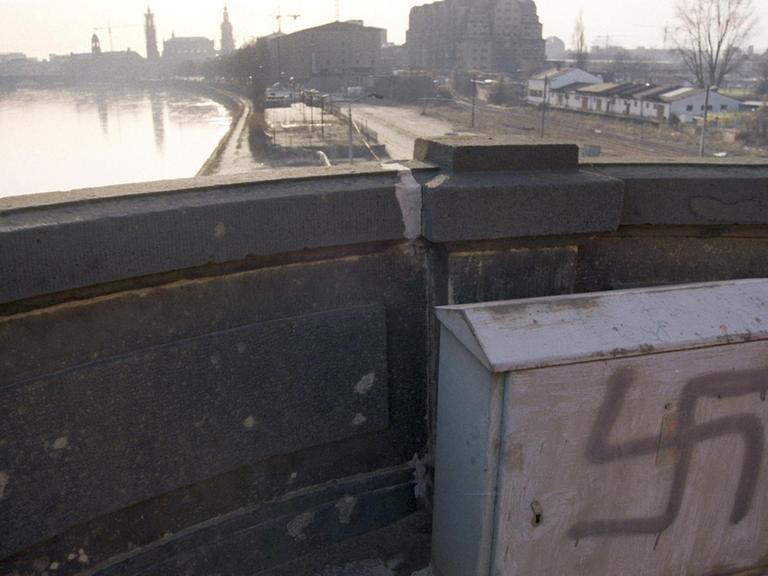 Nazisymbol in Dresden: Ein auf einen Stromkasten gesprühtes Hakenkreuz