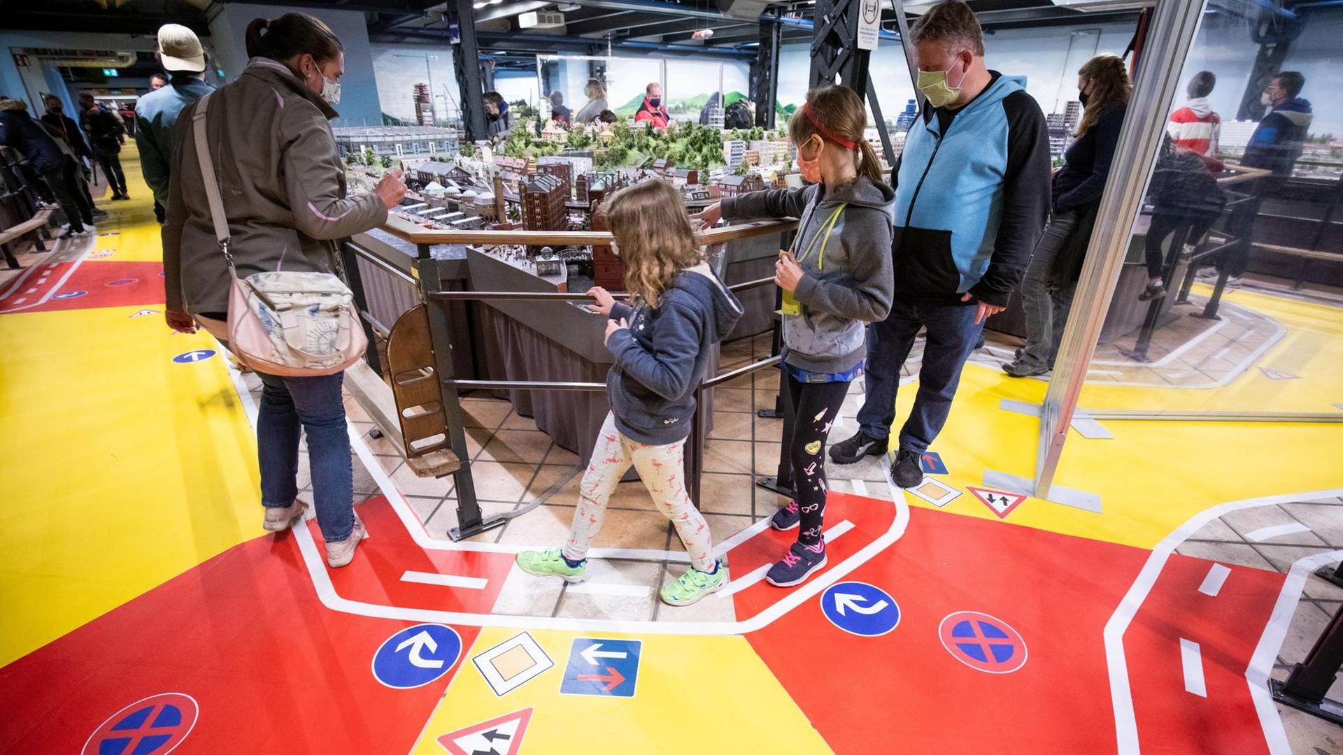 Besucher im Miniatur Wunderland müssen derzeit einem Leitsystem folgen.