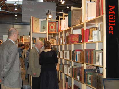 Besucher der Antiquariatsmesse (im Rahmen der Leipziger Buchmesse 2010)