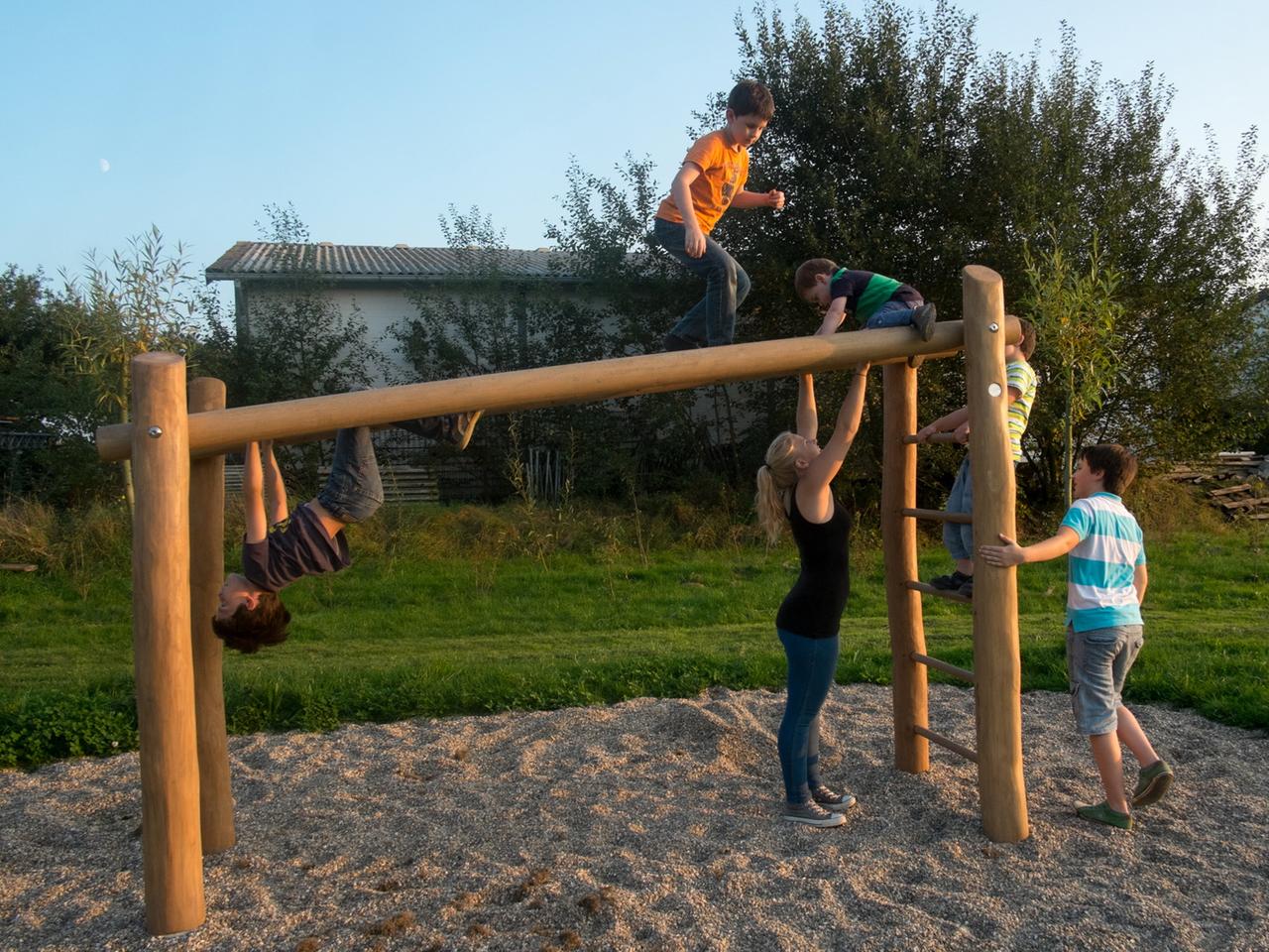 Robust gearbeitet: An den Spielgeräten geht viel - auch für Kinder mit Behinderung.