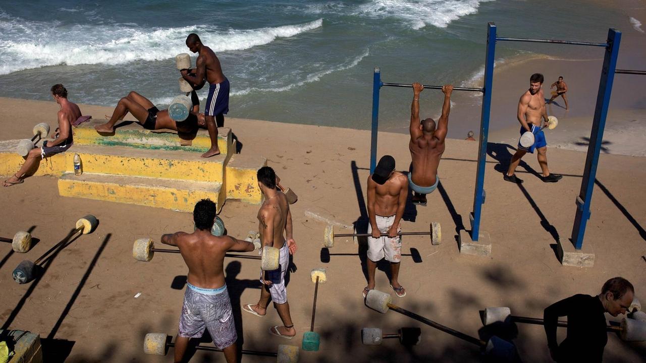 Junge Männer trainieren zwischen den Stränden Ipanema und Copacabana in Rio de Janeiro.