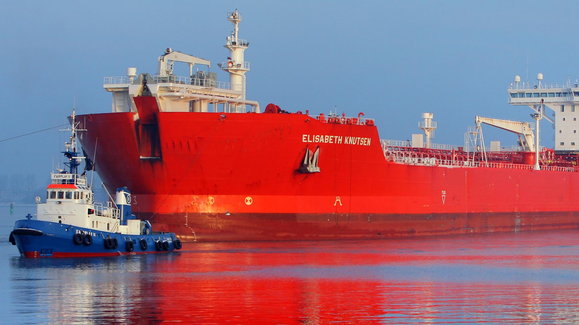 Der Tanker "Elisabeth Knutsen" mit 80.000 Tonnen Rohöl aus Russland an Bord wird am Mittwoch (06.01.2010) von Schleppern in den Seehafen Rostock bugisert. Der 265 Meter lange Tanker der norwegischen Reederei Knutsen OAS Shipping hat ein Fassungsvermögen von 121.000 Tonnen.